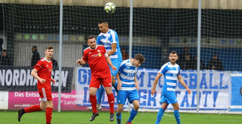 Simran Dhaliwal im Kopfball-Duell (Foto: Bernd Peter)