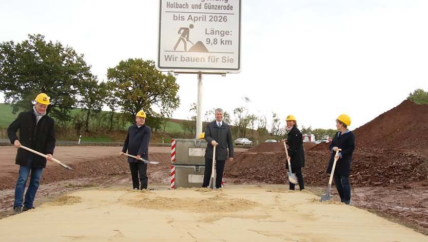L&auml;nder&uuml;bergreifendes Schaufeln an der neuen B 243 bei Holbach (Foto: oas)