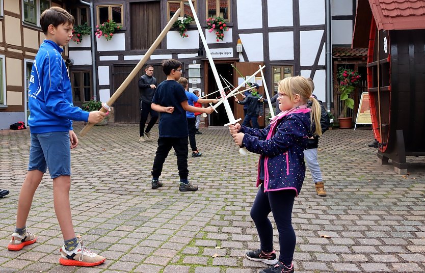 In die K&uuml;nste des historischen Fechtens wurden heute zehn Kinder im Tabakspeicher eingeweiht. (Foto: &copy;Stadtverwaltung Nordhausen)