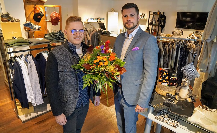 Pascal Wetzler (rechts) von der SWG begr&uuml;&szlig;te Martin Hesse in seinem neuen Ladengesch&auml;ft am Kornmarkt 6.   (Foto: SWG)
