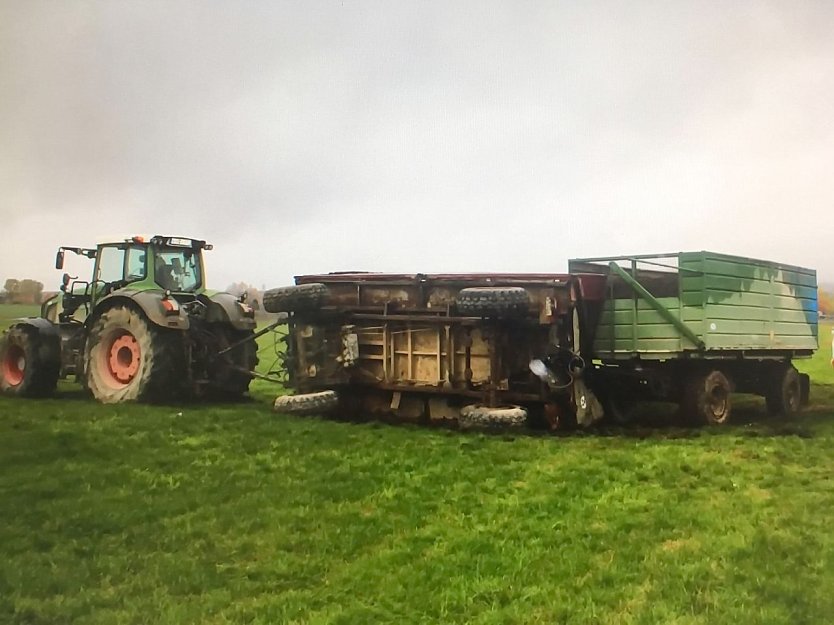 Traktor kippt nach Kollision mit Lkw (Foto: privat)