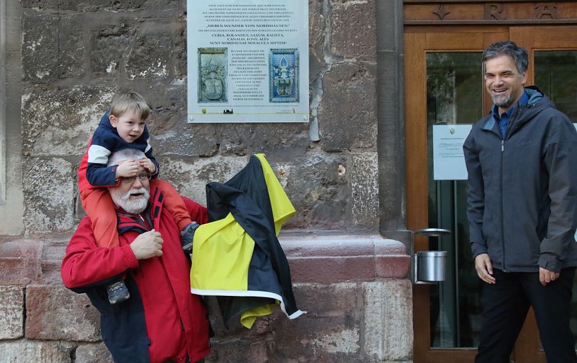 Bei der Enth&uuml;llung gab es tatkr&auml;ftige Unterst&uuml;tzung vom Nachwuchs (Foto: agl)