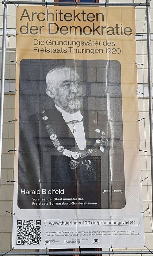 Vorfristig Banner zu sehen (Foto: Karl-Heinz Herrmann)