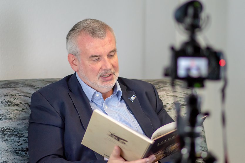 Vorlesetag digital - Stefan N&uuml;&szlig;le vor der Kamera (Foto: Christian Schelauske)