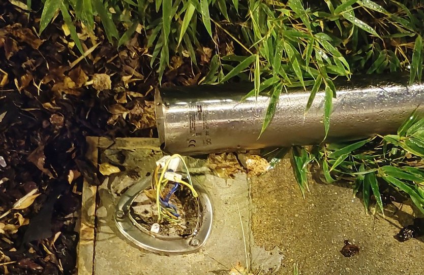 Zerst&ouml;rte Lampe (Foto: P.Blei)