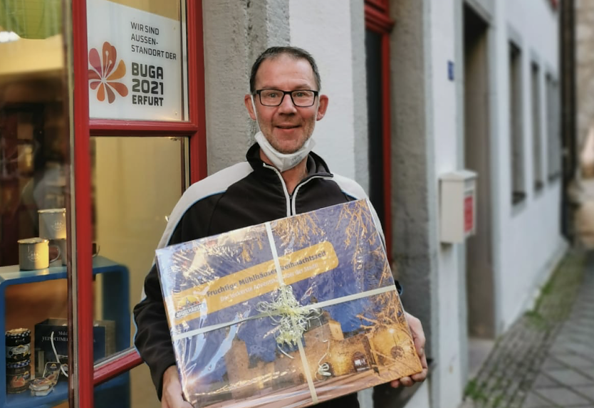 Max Blank freut sich &uuml;ber den M&uuml;hlh&auml;user Adventskalender (Foto: Tourist Information M&uuml;hlhausen)