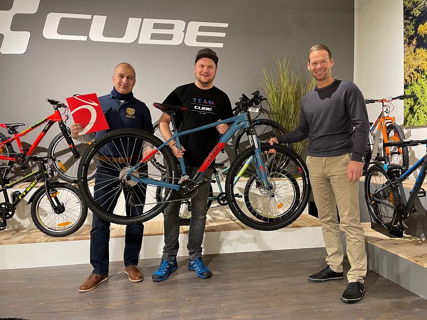 v.l.n.r. Gunnar Haase (Rotarier), Freddy� (Store Leiter), Tino Pf&ouml;rtner (Lion) (Foto: Rotary Club Nordhausen, Lions Club Nordhausen)
