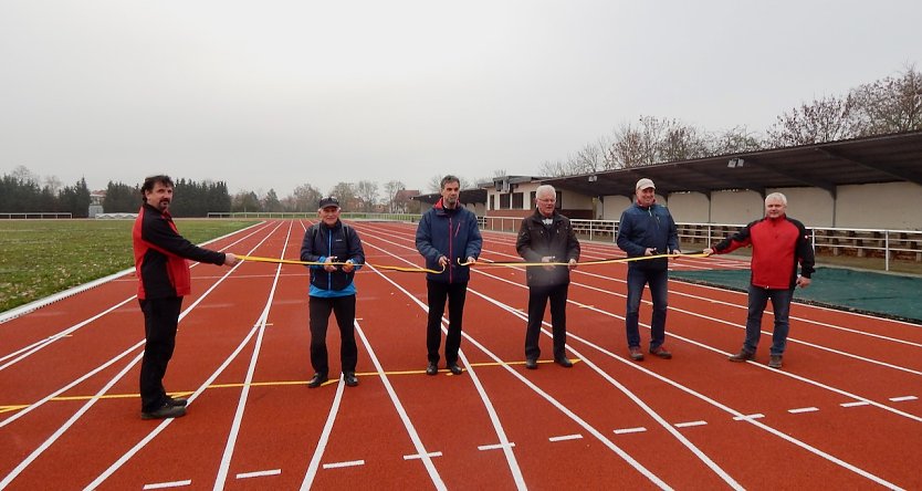 Zur &Uuml;bergabe lobten Sportler und Verwaltung noch einmal ausdr&uuml;cklich die gute Zusammenarbeit (Foto: agl)
