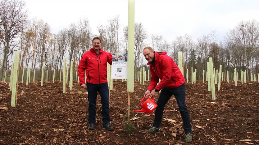 Thomas Seeber und Sebastian Gr&auml;ser begr&uuml;&szlig;en die Setzlinge mit einem Schluck Wasser (Foto: oas)