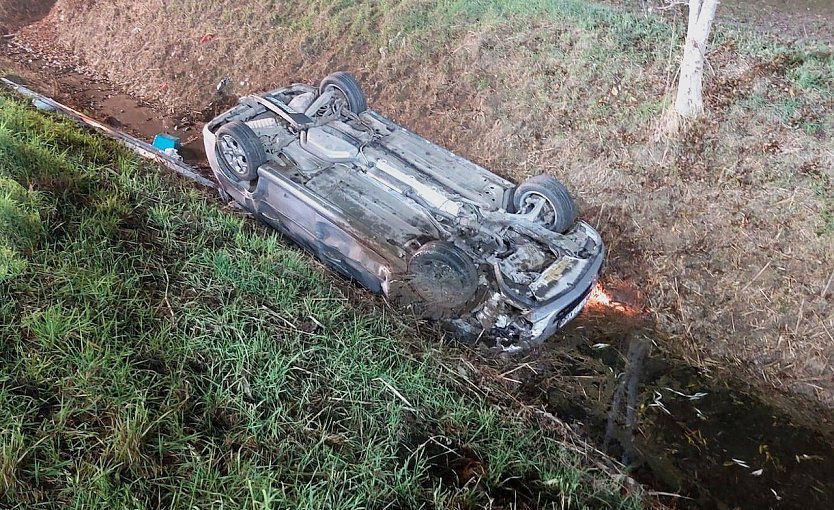 Auto landet im Bach (Foto: Silvio Dietzel)