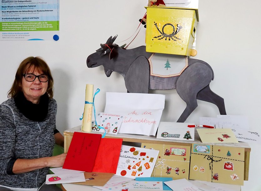 Die Leiterin der Stadtinformation, Birgit Adam, beim t&auml;glichen Leeren des Briefkastens (Foto: &copy;Stadtverwaltung Nordhausen)