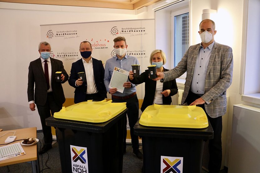 v.l.: Stadtwerke-Chef Olaf Salomon, Gesch&auml;ftsf&uuml;hrer Thomas Mund, Designer Steffen Mund, Kathrin Materlik aus dem Fachgebiet Abfallwirtschaft des Landratsamtes und Landrat Matthias Jendricke (Foto: agl)