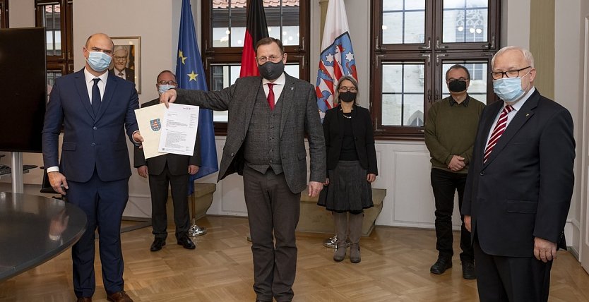 F&ouml;rderbescheid &uuml;bergeben (Foto: TSL/Jacob Schr&ouml;ter)