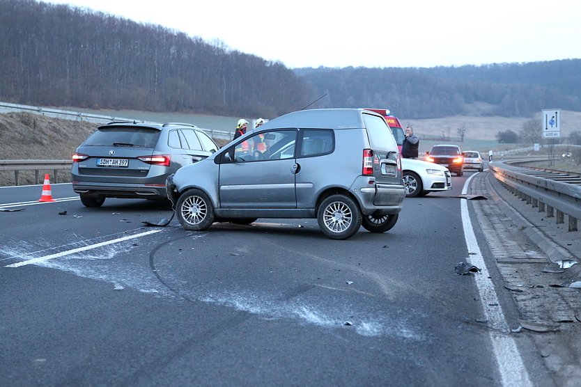 Zwei Unfälle auf der B4 (Foto: S.Dietzel) Zwei Unfälle auf der B4 (Foto: S.Dietzel)