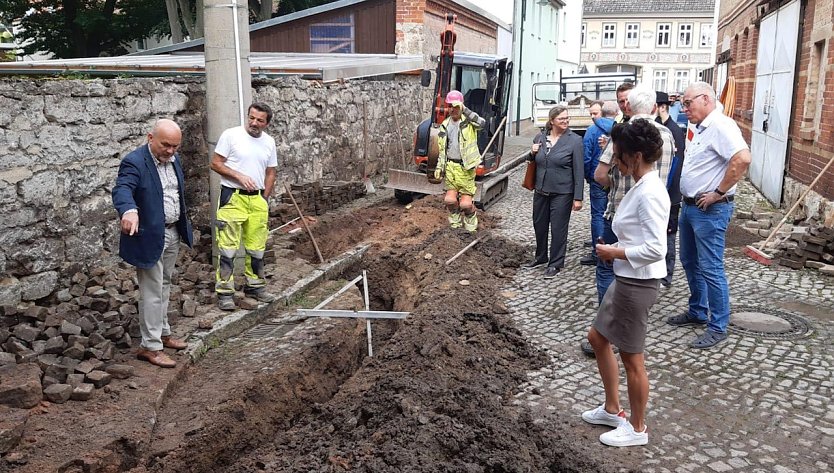 Bei Pilotprojekten zum DSL-Ausbau in Greu&szlig;en besprach Abgeordneter Manfred Grund (Foto vorne links) im letzten Jahr die Fortschritte mit Verwaltung und Bauausf&uuml;hrenden  (Foto: Pressestelle Manfred Grund CDU)