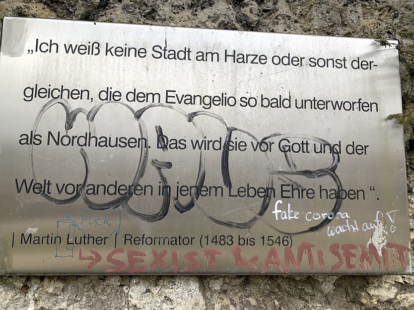 Ehrentafel an der Nordh&auml;user Stadtmauer: Notizblock f&uuml;r Idioten (Foto: oas)