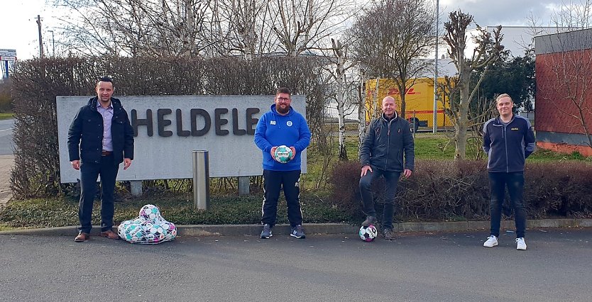 Freude &uuml;ber neue Trainingsb&auml;lle in Wollersleben (Foto: R.Fullmann)