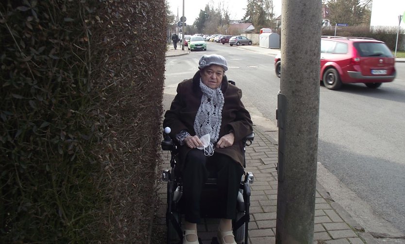 W&auml;re der Rollstuhl etwas breiter, bliebe die Seniorin zwischen Zaun und Masten eingeklemmt. (Foto: Kurt Frank)