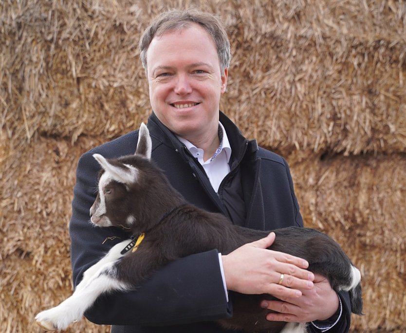 Mario Voigt hat auf dem Ziegenhof Peter die Patenschaft f&uuml;r diesen kleinen Bock &uuml;bernommen. Er hei&szlig;t nun ebenfalls Mario. (Foto: Pressestelle CDU)