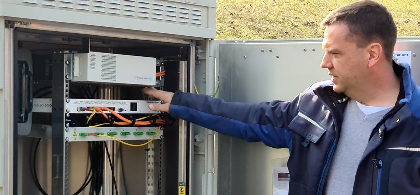 Thomas Schuller erkl&auml;rt das technische Innenleben des Datenverteilers (Foto: nnz)