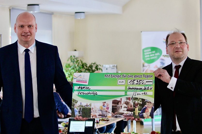v.l.B&uuml;rgermeister Steffen Grimm, Hans-Christoph Schmidt-GEsch&auml;ftsf&uuml;hrer der Stadtwerke Sondershausen (Foto: Eva Maria Wiegand)