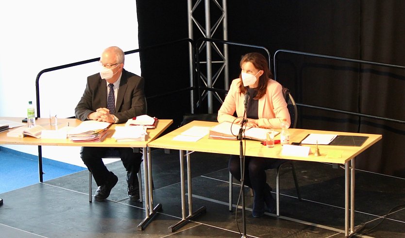 v.l. Pressesprecher Dr. Thiele, Landr&auml;tin Antje Hochwind-Schneider (Foto: Eva Maria Wiegand)