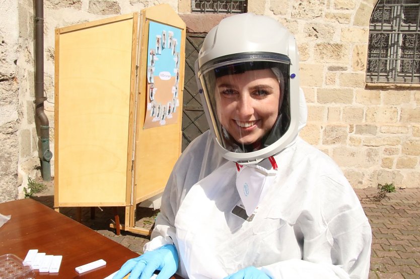 Charmant und gut gesch&uuml;tzt - wer sich auf B&uuml;chersuche begeben will muss sich testen lassen (Foto: agl)