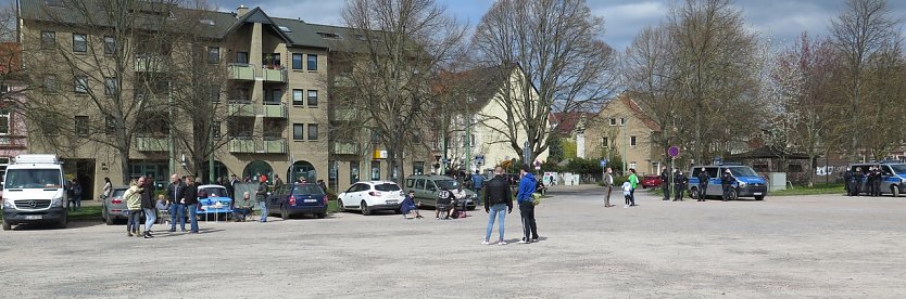 Protestierer, Beobachter und Bewacher auf dem August-Bebel-Platz (Foto: nnz)