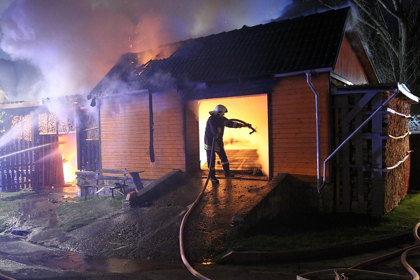 Garagenbrand in Feldengel (Foto: S. Dietzel)