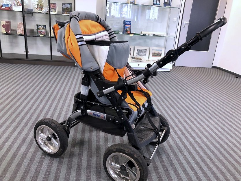 Der Kinderwagen f&auml;llt besonders durch seine orangefarbenen Stoffbez&uuml;ge auf (Foto: Ren&eacute; Wei&szlig;bach)