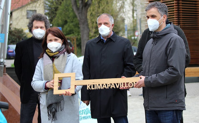 Schl&uuml;ssel&uuml;bergabe f&uuml;r den Klimapavillon an Oberb&uuml;rgermeister Buchmann (Foto: emw)