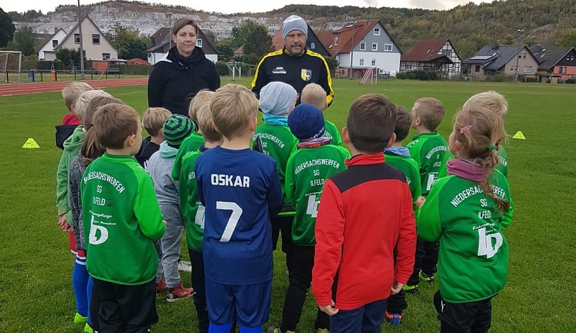 In so gro&szlig;en Gruppen k&ouml;nne noch nicht trainieren: Heiko Hieronymus (hinten rechts) im Kreise seiner Z&ouml;glinge (Foto: H.Hieronymus)