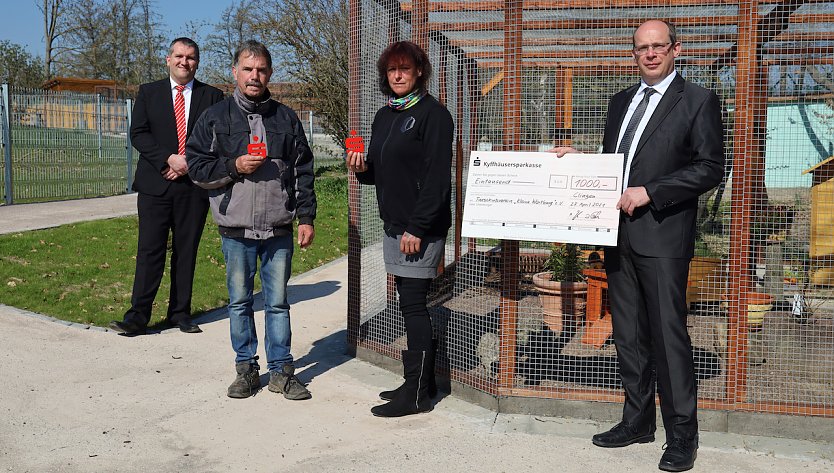 &Uuml;bergabe Zuwendung an Tierschutzverein Kleine Wartburg";  v.l.n.r. David Barth, Andreas Rothe, Kerstin Rothe, Rene Jacob (Foto: Kreissparkasse Kyffh&auml;userkreis)