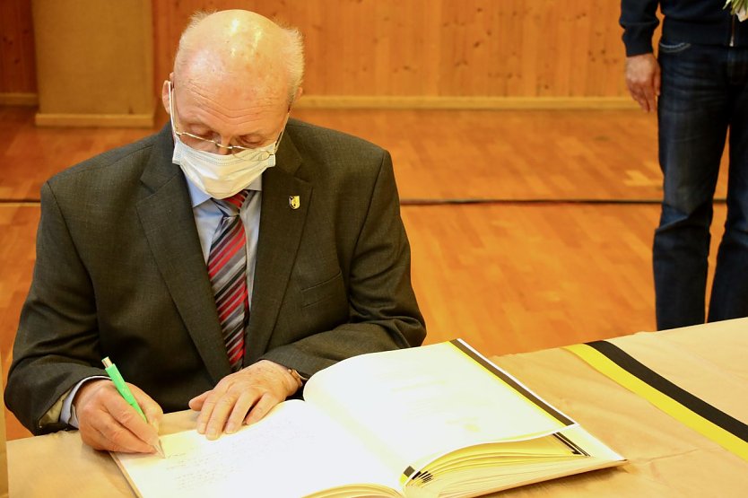 Nach 22 Jahren politischer Aktivit&auml;t durfte sich Manfred K&ouml;nig heute in das Ehrenbuch der Stadt Nordhausen eintragen (Foto: agl)