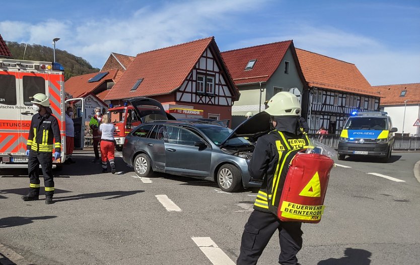 Einsatzkr&auml;fte am Unfallort (Foto: Feuerwehr Heiligenstadt)