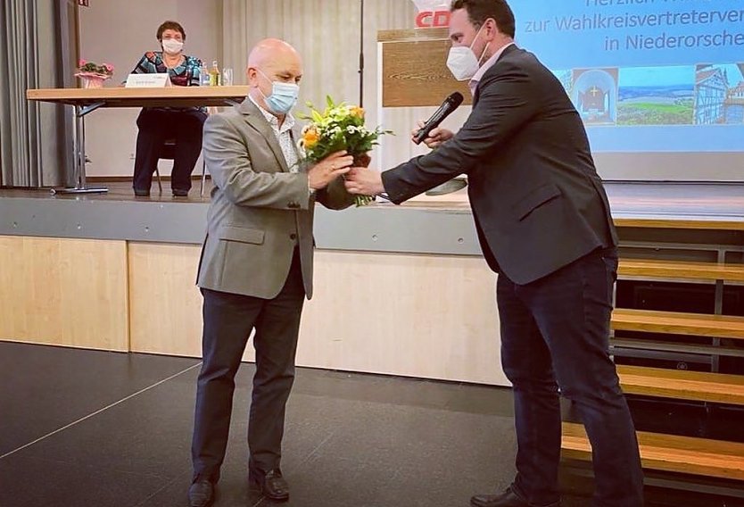 Der Vorsitzende des gastgebenden Kreisverbandes Eichsfeld der CDU, Dr. Thad&auml;us K&ouml;nig, gratulierte als erster nach Bekanntgabe des Ergebnisses  (Foto: CDU)