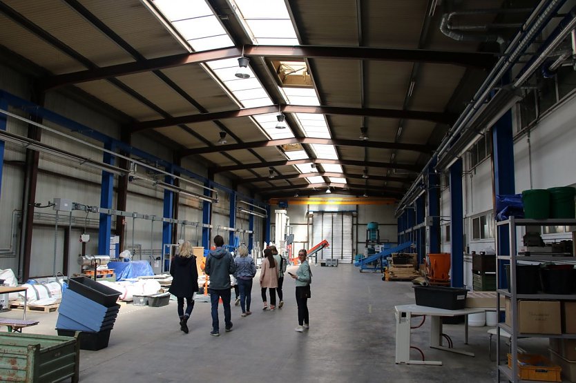 Die Hallen in der Helmestra&szlig;e f&uuml;llen sich langsam mit Technik und Versuchsaufbauten (Foto: agl)