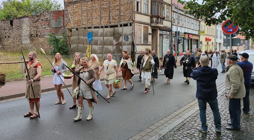 Germanen und Klosterbrüder auf dem Weg durch Ellrich (Foto: privat) Germanen und Klosterbrüder auf dem Weg durch Ellrich (Foto: privat)
