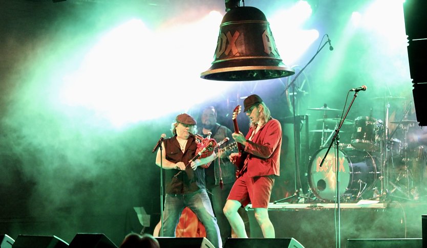 Vom Original weder optisch noch musikalisch zu unterscheiden: Die Jungs von AC/DX (Foto: Eva Maria Wiegand)
