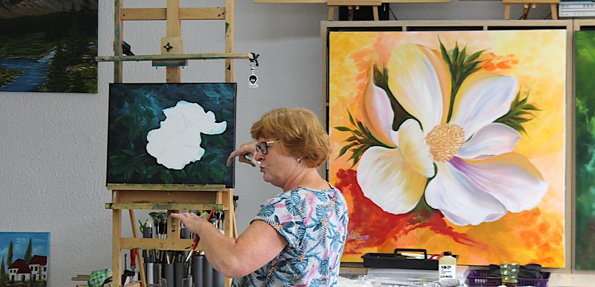 Eva-Maria Bergmann in Aktion: Malkurse nach Gary Jenkins (Foto: oas)