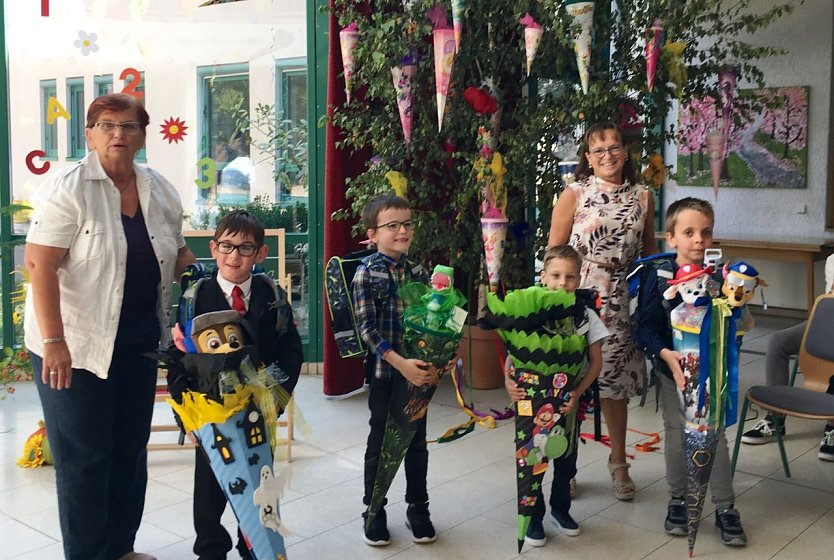 Schuleinf&uuml;hrung unterm Zuckert&uuml;tenbaum (Foto: G. Garthof)