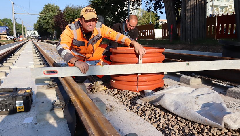 Nico Schacke und Sven Ruge (v. l. n. r.) von der beauftragten Stra&szlig;en- und Gleisbaufirma Rohde beim Verlegen des Drainageschachts in der Dr.-Robert-Koch-Stra&szlig;e (Foto: Stadtverwaltung Nordhausen)
