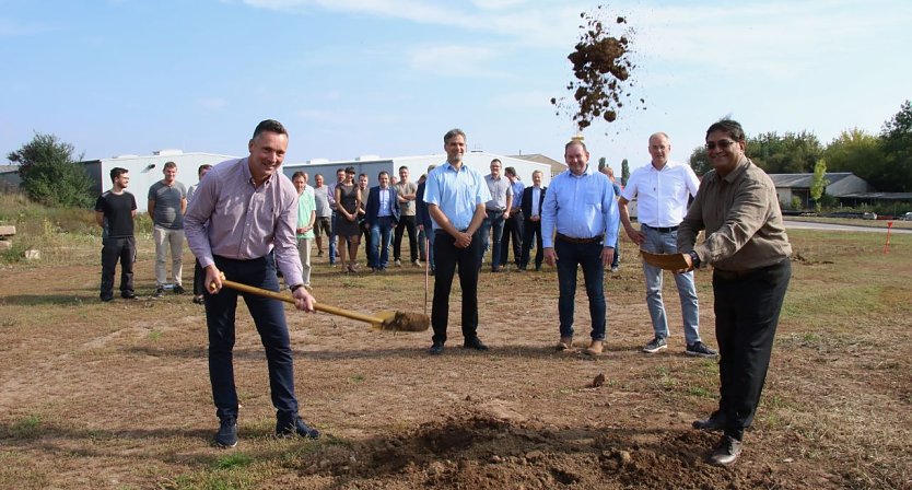 TiRO Gesch&auml;ftsf&uuml;hrer Nils Neu und Shah Schirag aus Indien beim Spatenstich zur Betrieberweiterung der AHN Biotechnologie. Deren Gr&uuml;nder und Chef Torsten Buchwald steht im Hintergrund neben Oberb&uuml;rgermeister Buchmann und Landrat Jendricke (Foto: agl)