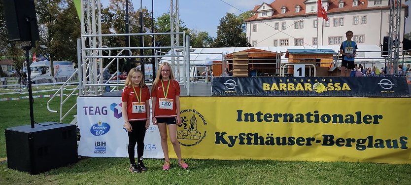 Mina Karl und Annabell Huck beim Kyffh&auml;user-Berglauf (Foto: HSG Nordhausen)