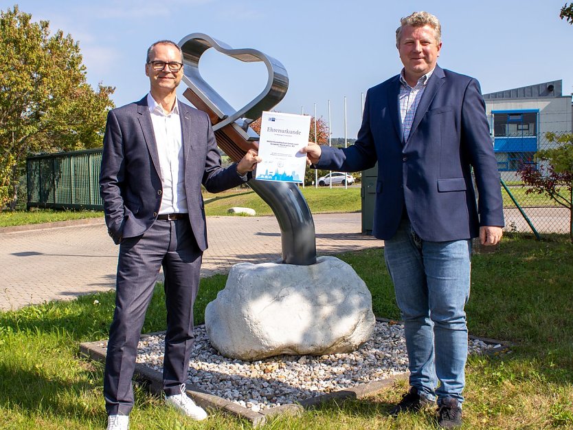 v.l.: Klaus Halbfas (Werkleiter WAGO Sondershausen) und Christian B&ouml;duel (IHK Erfurt) bei der Urkunden&uuml;bergabe. (Foto: WAGO)