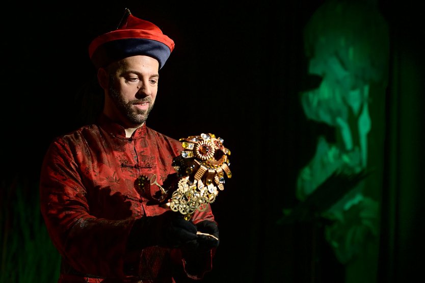 J&ouml;rg Neubauer in "Die Chinesische Nachtigall" (Foto: Theater Nordhausen)