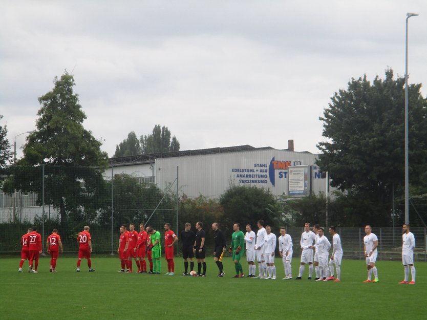 Beide Teams vor dem Spiel (Foto: M.Fromm)