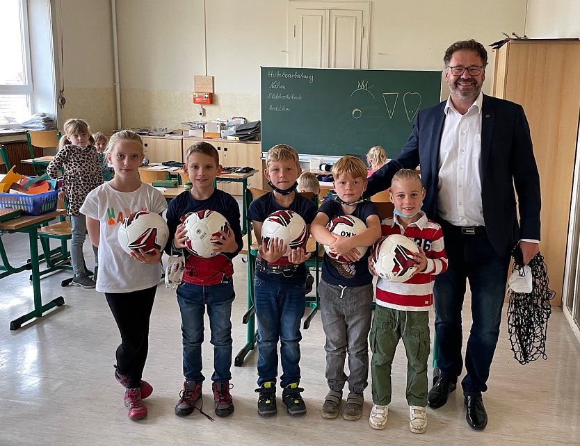 Neue Fu&szlig;b&auml;lle f&uuml;r Nohra (Foto: A.Meyer)