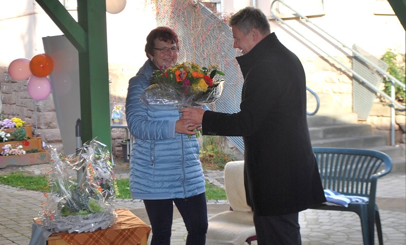 B&uuml;rgermeister Strejc verabschiedet "Tante Edda" in den wohlverdienten Ruhestand-W&uuml;rdige Verabschiedung nach 46 Jahren im Dienste der Kinder (Foto: Katrin Milde)