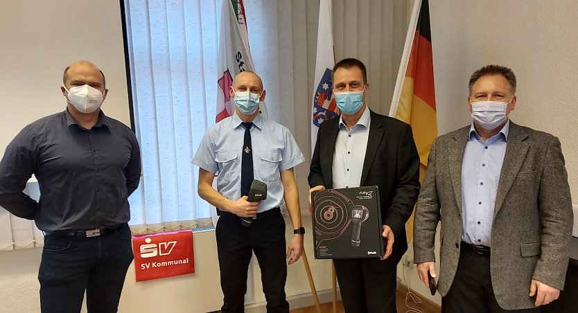 Übergabe einer Wärmebildkamera an die Feuerwehr Ellrich (Foto: Stadt Ellrich) Übergabe einer Wärmebildkamera an die Feuerwehr Ellrich (Foto: Stadt Ellrich)